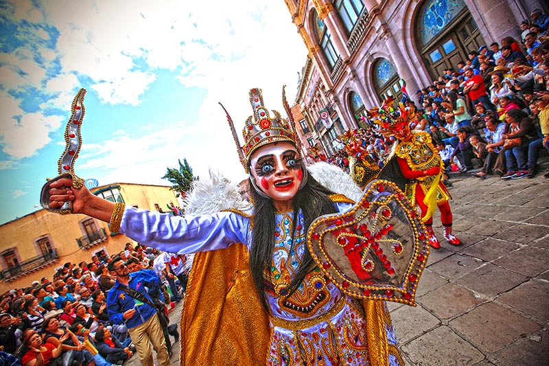 El desfile se convirtió en una fiesta de música y color. Participantes de los cinco continentes interactuaron con los espectadores, quienes pudieron bailar y acompañar a los danzantes ■ fotos: Ernesto Moreno