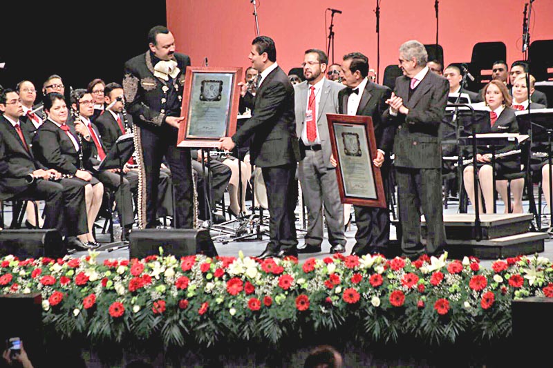 La Secretaría de Cultura entregó un reconocimiento a la Banda Sinfónica del Estado de Zacatecas y el gobernador otorgó uno a Pepe Aguilar ■ foto: la jornada zacatecas