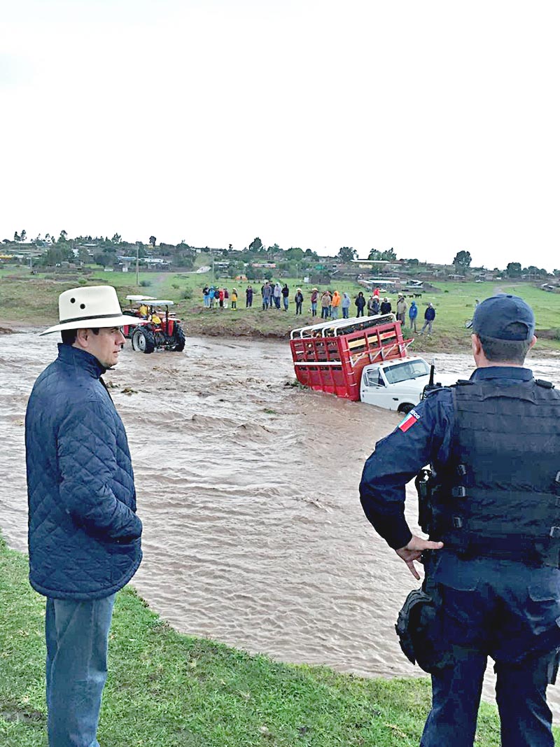 Varios vehículos quedaron varados en caminos rurales y vialidades urbanas debido al incremento considerable en el nivel del agua ■ foto: la jornada zacatecas