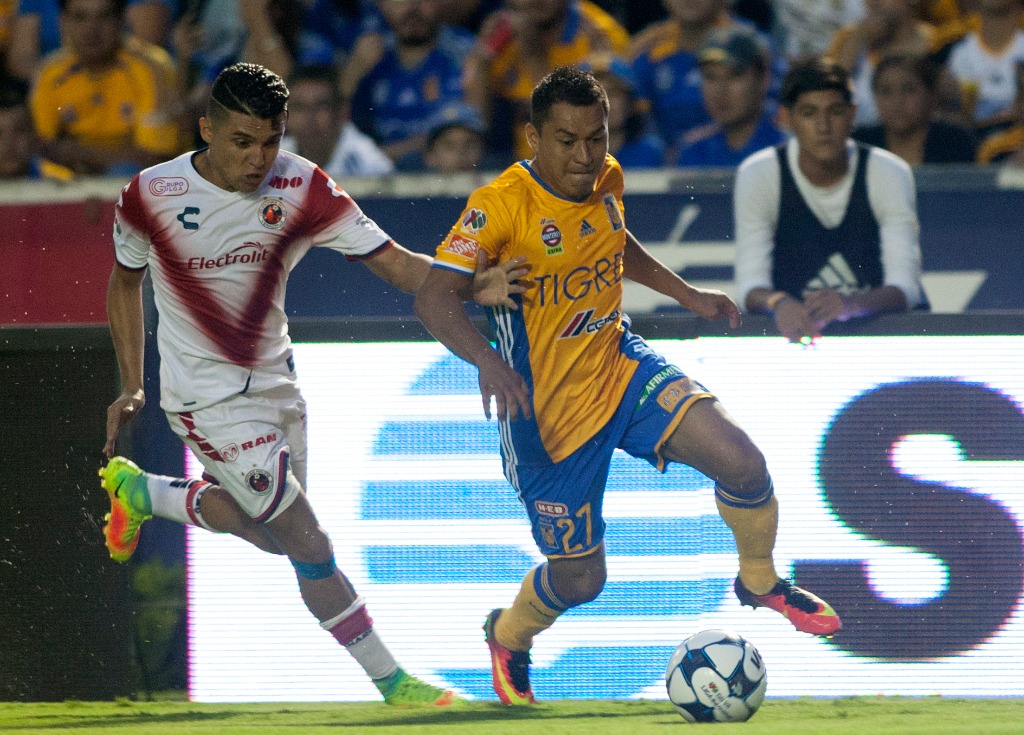 Alberto Acosta de Tigres pelea el balón con Jesús Paganoni durante el partido. Foto Ap