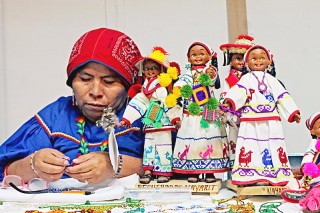 Las piezas únicas que la artesana elabora están hechas con chaquira, estambre o pinturas ■ FOTOs: rafael de santiago