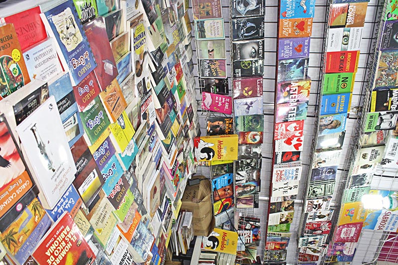 Stands llenos de títulos literarios de todos los gustos ■ FOTO: SUSANA ZACARÍAS