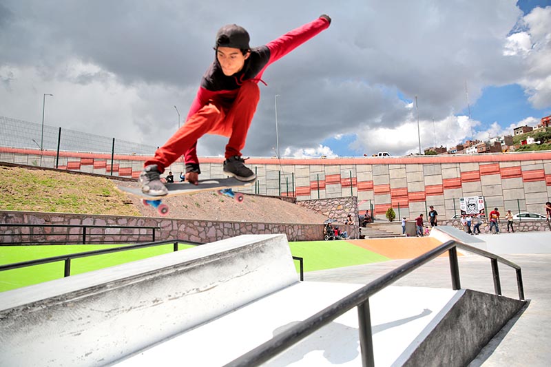 Los jóvenes participantes realizaron una serie de atrevidas evoluciones sobre sus patinetas, volando por los aires ■ FOTO: MIGUEL ÁNGEL NÚÑEZ