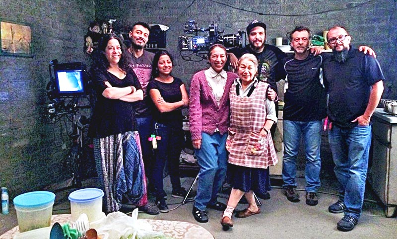 La directora, Lucía Carreras (al extremo izquierdo), junto con su equipo de trabajo ■ foto: cortesía