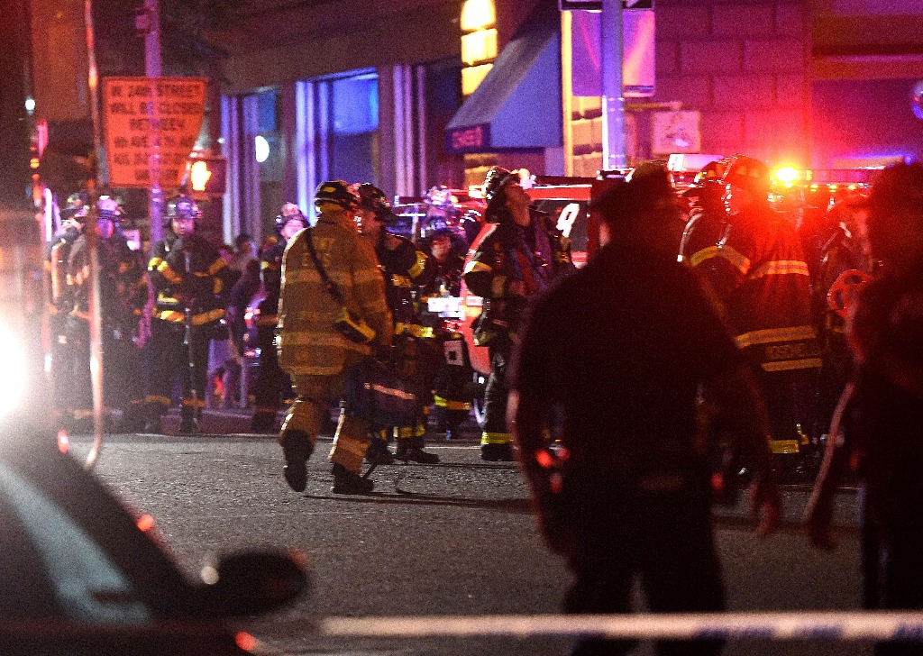 Policías y bomberos revisan el sitio donde se reportó una explosión en Chelsea, Manhattan, este sábado. Foto Afp