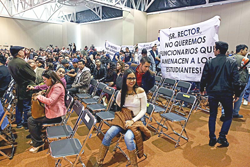 El 6 de septiembre, al rendir protesta el Rector Antonio Guzmán, un grupo de alumnos de Ciencias de la Tierra se manifestó con mantas para exigir el cese de la directora y respeto a la plantilla docente ■ FOTO: ANDRÉS SÁNCHEZ