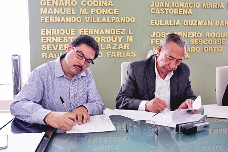 Alfonso Vázquez Sosa, durante la firma de documentos que lo acreditan como el nuevo director del instituto ■ FOTO: LA JORNADA ZACATECAS