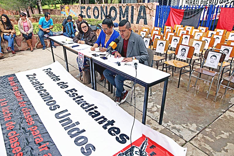 Al finalizar la conferencia de prensa los alumnos hicieron pase de lista a los 43 jóvenes de Ayotzinapa, víctimas desde hace dos años de desaparición forzada ■ FOTO: ANDRÉS SÁNCHEZ