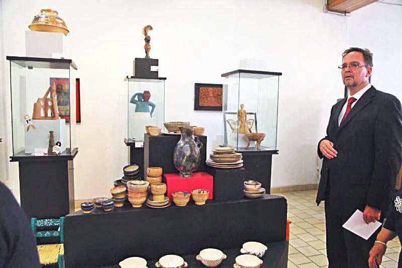 El secretario de economía exhortó a la sociedad zacatecana a visitar y adquirir piezas y trabajos en La Casa de las artesanías ■ foto: la jornada zacatecas