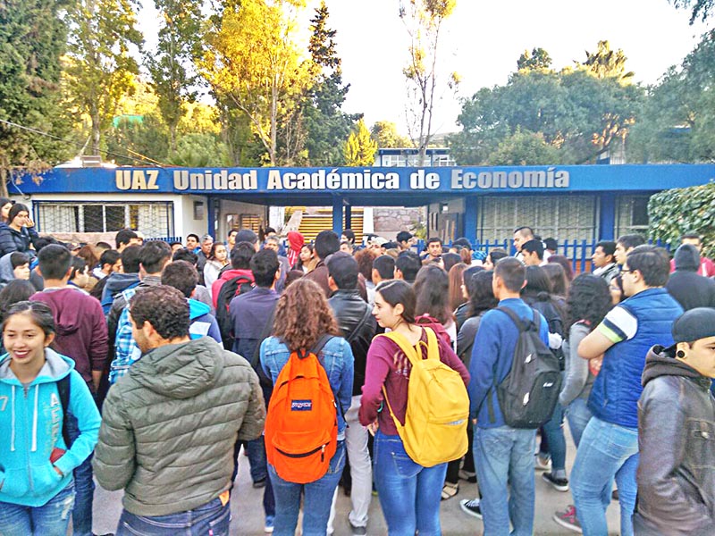 Aspecto de la protesta realizada en las instalaciones de Economía de la UAZ ■ FOTO: CORTESÍA DE alfredo valadez