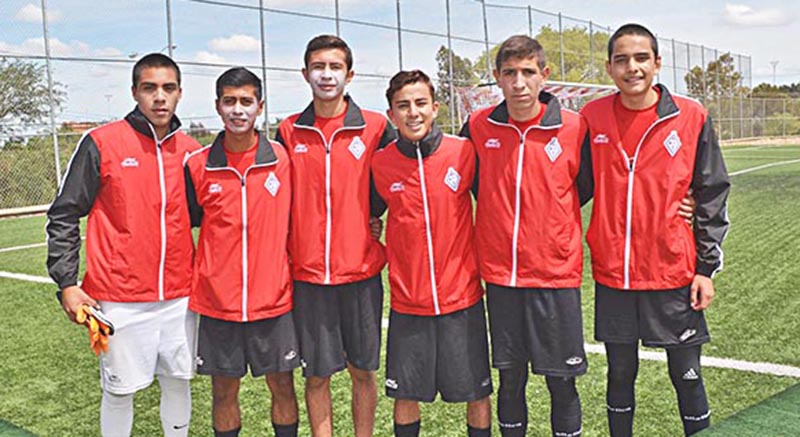 Algunos de los integrantes del equipo fresnillense de tercera división ■ foto: facebook mineros de fresnillo f.c.