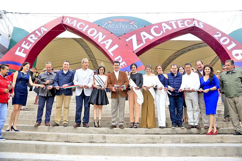 El mandatario estatal, funcionarios y la corte real de la Fenaza durante el corte de listón ■ foto: la jornada zacatecas