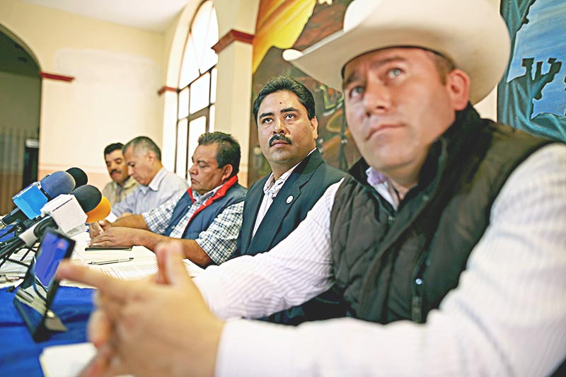 Organizaciones campesinas, respaldadas por el legislador Santiago Domínguez, fijaron su postura ante políticas de las autoridades ■ foto: andrés sánchez