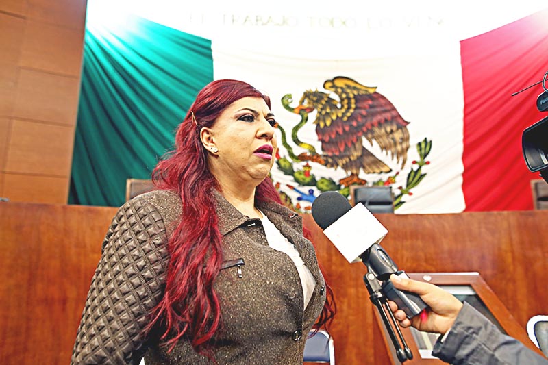 Soledad Luévano y dirigentes de Movimiento de Regeneración Nacional (Morena) siguen en la Legislatura ■ foto: andrés sánchez