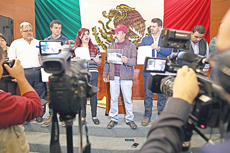 Soledad Luévano, en uso de la voz, reiteró que seguirán en el sitio para evitar que rinda protesta Alejandro Tello como gobernador de Zacatecas el próximo 12 de septiembre ■ foto: andrés sánchez