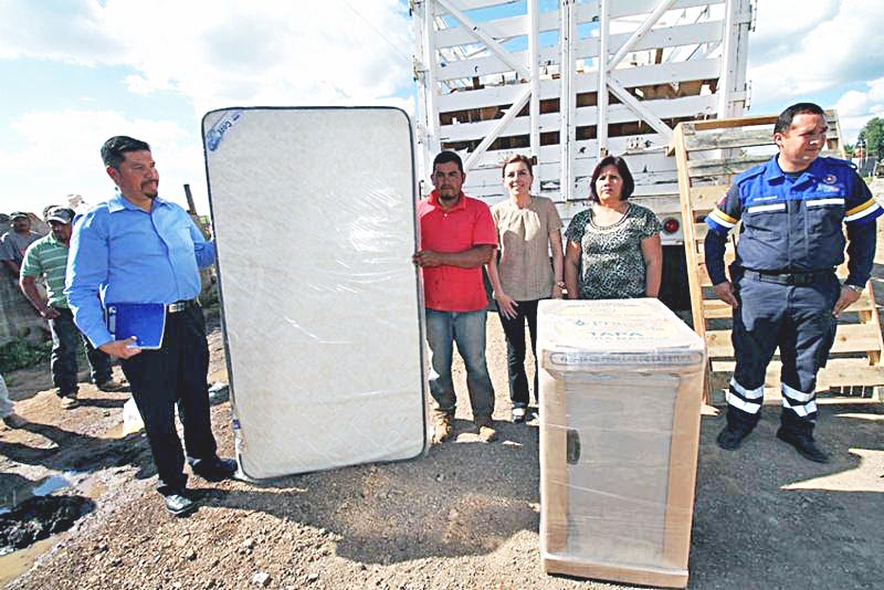 Las autoridades distribuyeron bases para cama, colchones, estufas y refrigeradores ■ foto: LA JORNADA ZACATECAS