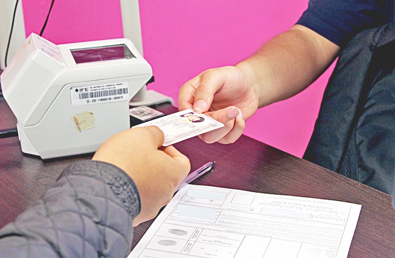 Los plásticos denominados 15 ya no tienen valor para el órgano electoral, por lo que convoca a que se renueven ■ FOTO: LA JORNADA ZACATECAS