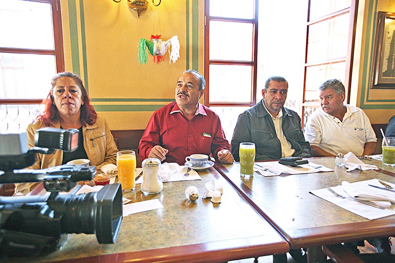 Integrantes de la organización Concesionarios Nueva Generación del Estado de Zacatecas ofrecieron rueda de prensa para fijar sus conceptos ■ FOTO: ERNESTO MORENO