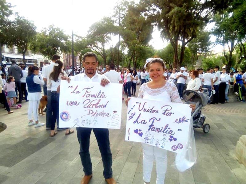 Los participantes en la marcha se congregaron en la Alameda Trinidad García de la Cadena ■ foto: joaquín gonzález