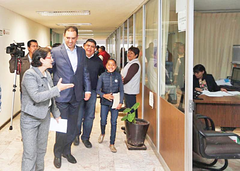 Este lunes el gobernador Alejadro Tello recorrió las oficinas de la Secretaría de Educación de Zacatecas (Seduzac) ■ FOTO: LA JORNADA ZACATECAS