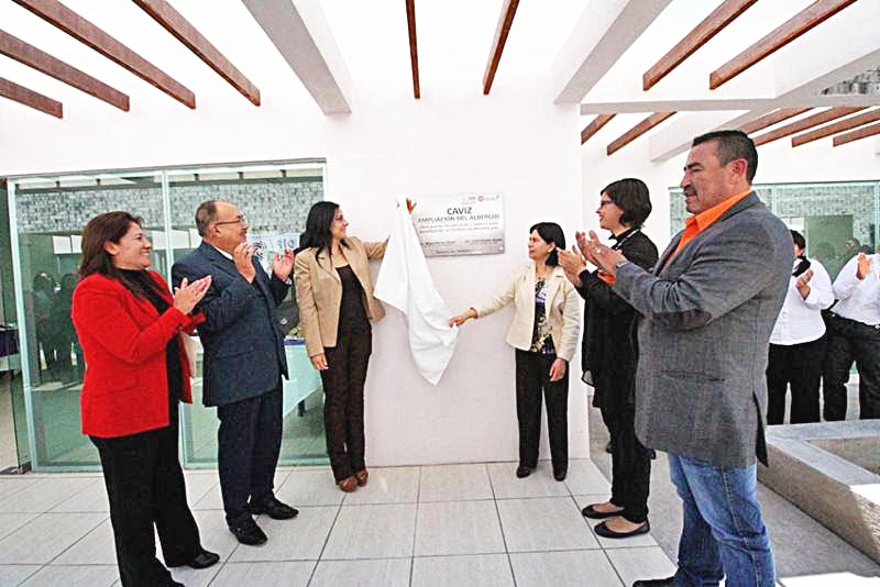 Lucía Alonso y Sofía Sáenz Navarro, coordinadora del CAVIZ, develaron la placa conmemorativa ■ foto: La Jornada Zacatecas