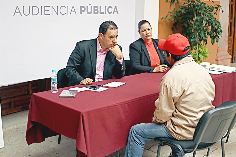 El gobernador Alejandro Tello ofreció su primera audiencia pública; 80 por ciento de las solicitudes tuvieron que ver con la necesidad de obtener un empleo, expuso el mandatario ■ FOTO: ANDRÉS SÁNCHEZ