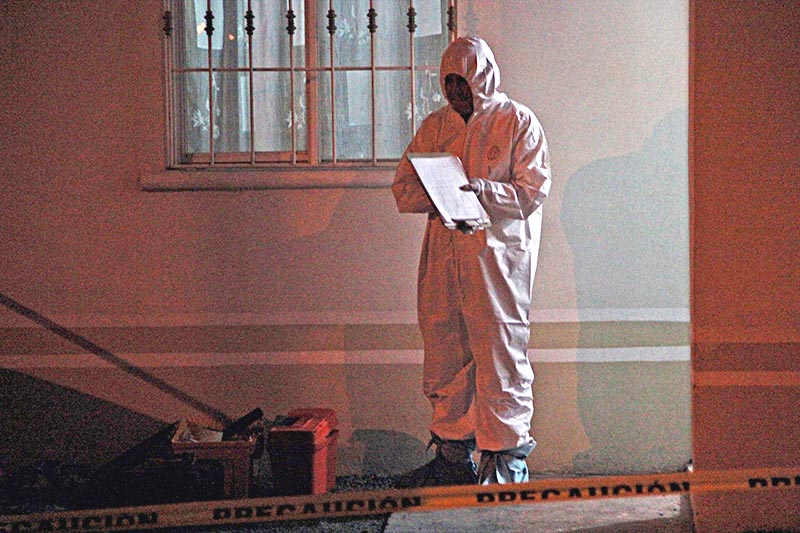 Imagen de archivo de personal de Servicios Periciales analizando la escena de un asesinato ■ FOTO: LA JORNADA ZACATECAS