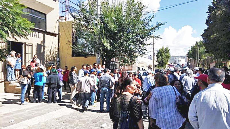 Los afiliados al Sindicato Único de Trabajadores al Servicio del Estado, Municipios y Organismos Paraestatales se presentaron en el edificio sede del gremio ■ FOTO: LA JORNADA ZACATECAS