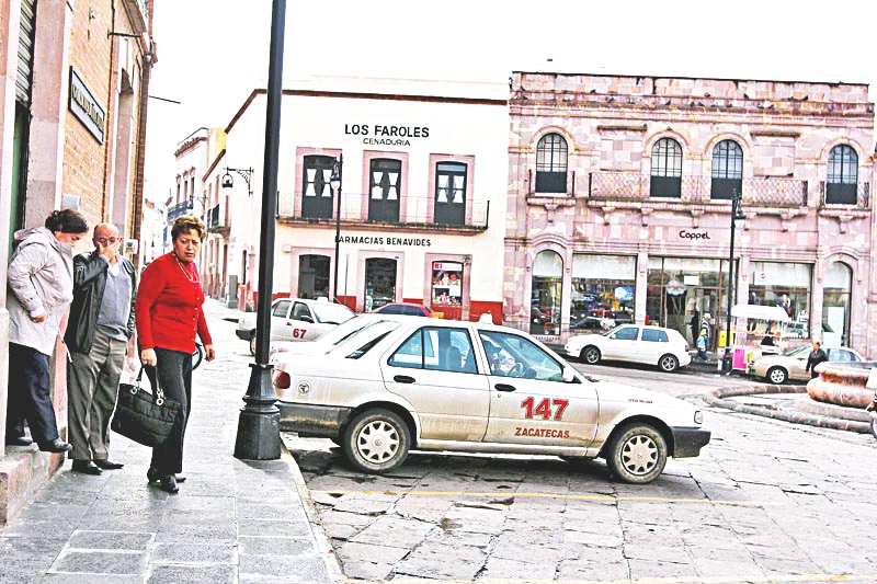 Hay taxistas que aseguran tener muchos años trabajando pero no cuentan con la documentación probatoria; revisarán caso por caso, informaron ■ FOTO: ANDRÉS SÁNCHEZ