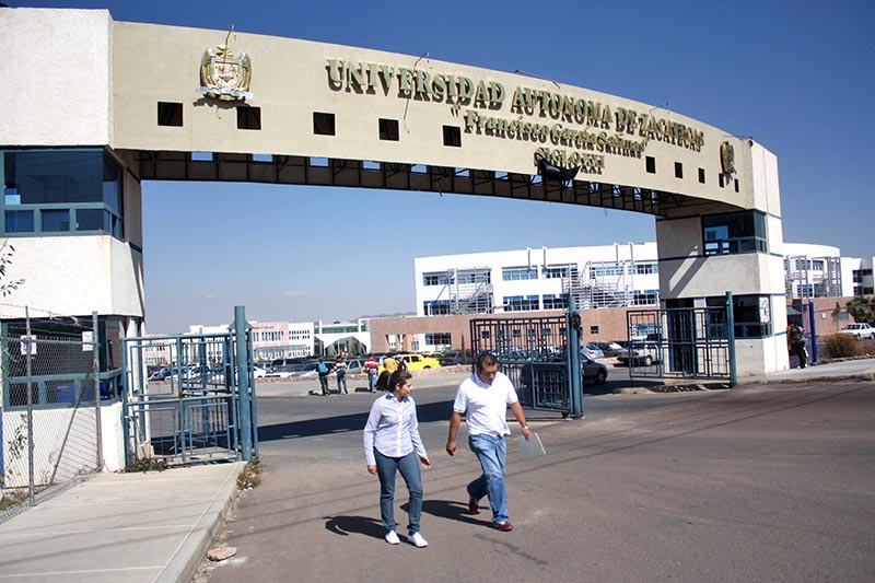 La Universidad ofrece en este momento 10 programas de doctorado, 30 maestrías, 14 especialidades, 39 licenciaturas, bachillerato y secundaria ■ foto: la jornada zacatecas