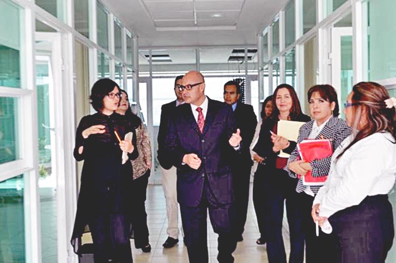 El titular de la PGJEZ se reunió con el personal que brinda servicio en este espacio y recorrió las áreas que lo integran ■ FOTO: LA JORNADA ZACATECAS