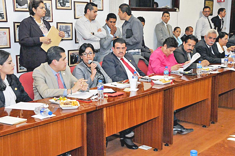 Debido a que el edificio del Congreso sigue tomado por miembros de Morena, se realizará hasta este día la sesión para abordar el tema del Consejo Ciudadano ■ foto: la jornada zacatecas