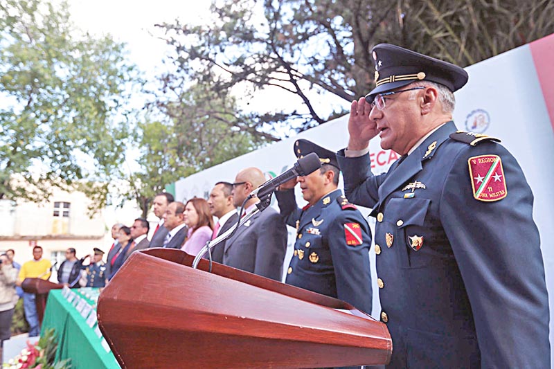 Sergio Alberto Martínez Castuera, comandante de la 11 Zona Militar (en primer plano), participó en la ceremonia del 169 aniversario de la batalla de Chapultepec ■ foto: ernesto moreno