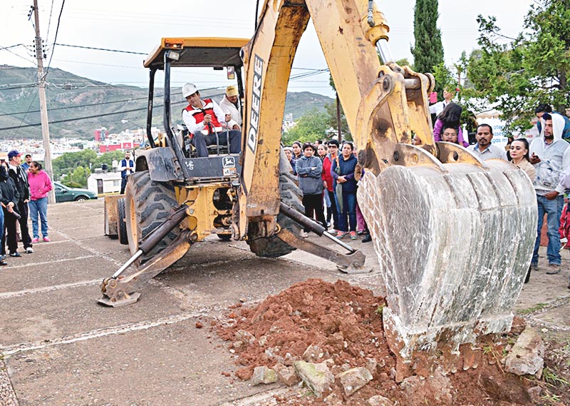 El alcalde Roberto Luévano comenzó los trabajos, con apoyo de maquinaria pesada ■ FOTO: LA JORNADA ZACATECAS