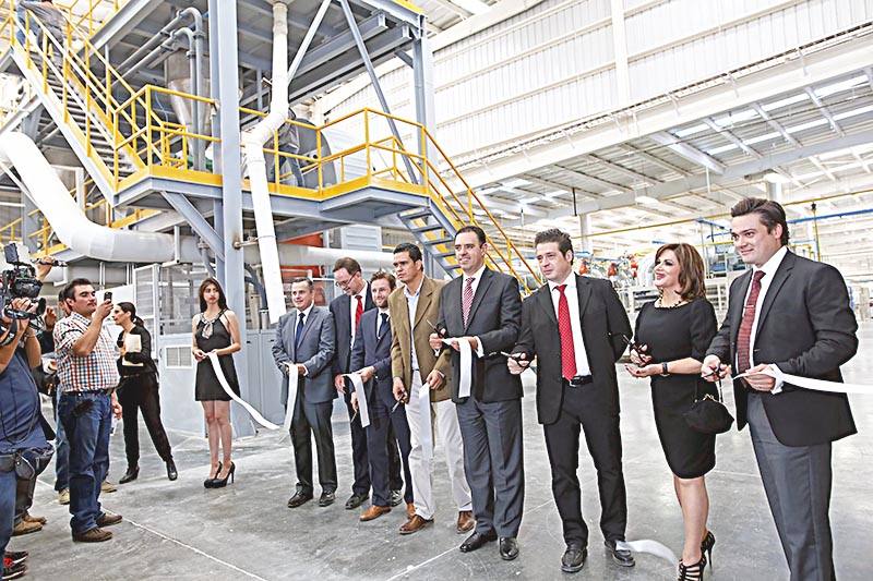 Directivos de la empresa y el gobernador del estado, durante la ceremonia de apertura oficial del nuevo espacio industrial ■ FOTO: ANDRÉS SÁNCHEZ