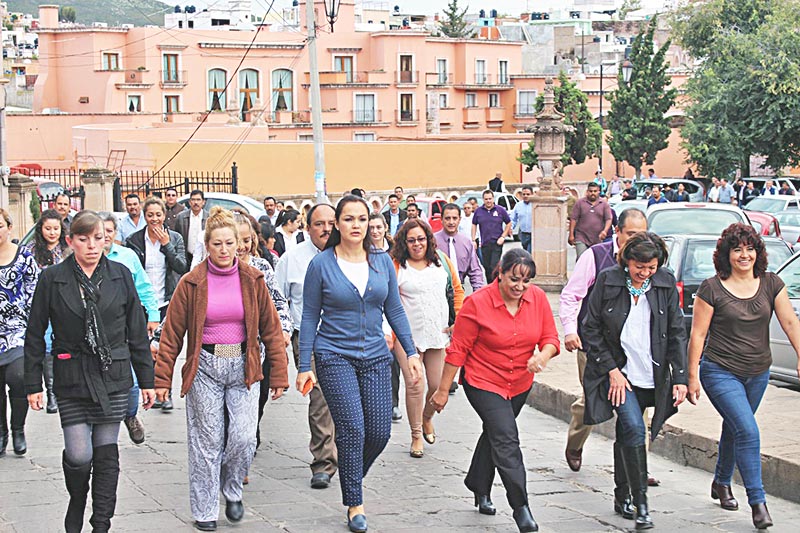 Soralla Bañuelos de la Torre encabezó el desalojo del edificio ■ FOTO: LA JORNADA ZACATECAS