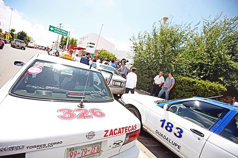 Trabajadores del volante acudieron a la dirección de Transporte Tránsito y Vialidad del Estado de Zacatecas para conocer el listado ■ FOTO: ERNESTO MORENO