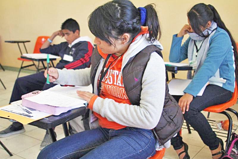 El reconocimiento económico se entrega a estudiantes egresados de primaria, secundaria y bachillerato ■ FOTO: LA JORNADA ZACATECAS