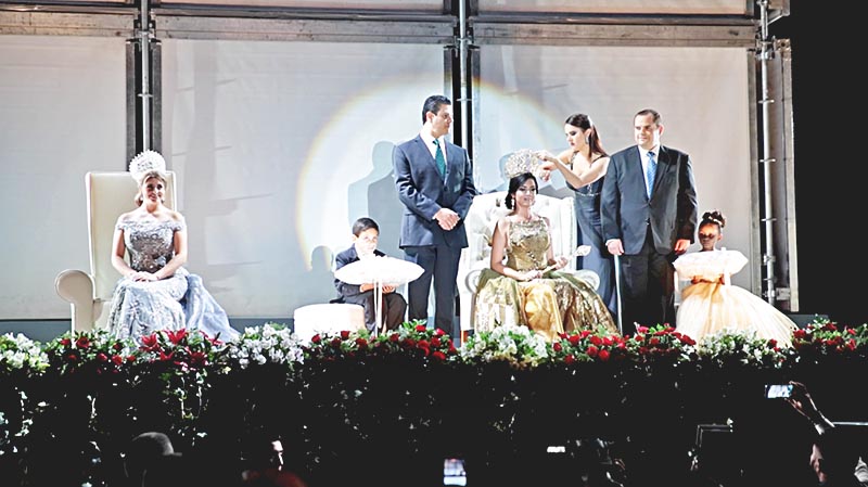 Brianda I, ahora reina de la Fenaza, durante su coronación presidida por el gobernador ■ fotos: MIGUEL áNGEL NúÑEZ