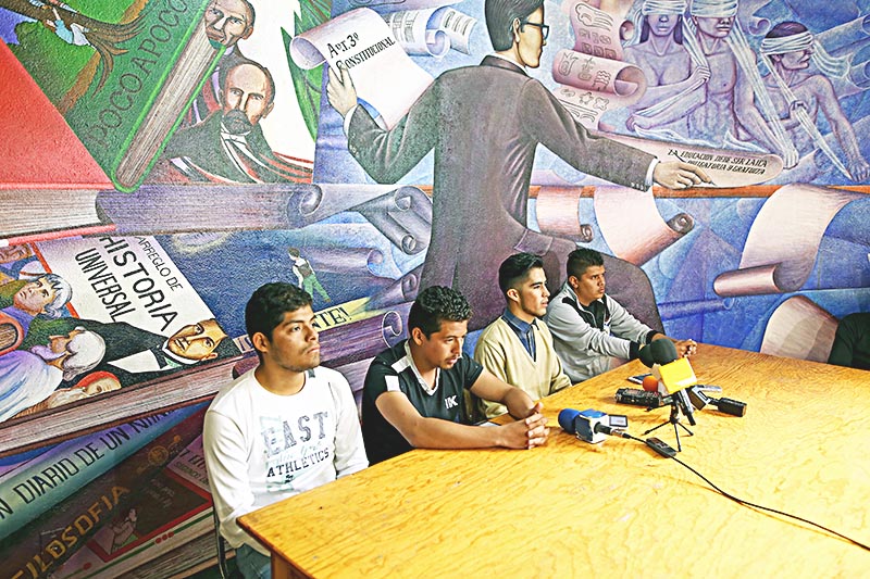 Los estudiantes de la Normal Rural de San Marcos ofrecieron una conferencia de prensa ■ FOTO: ANDRÉS SÁNCHEZ