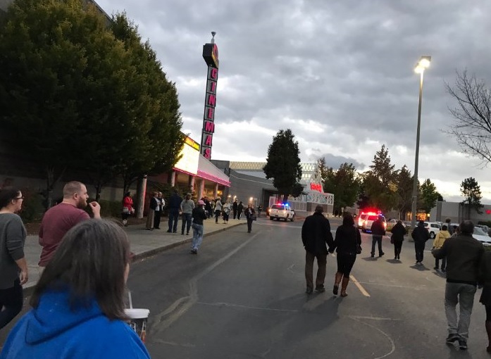 Exterior del centro comercial Cascade Mall de la localidad Burlington en Washington. Foto tomada de la cuenta de Twitter @TEN_GOP