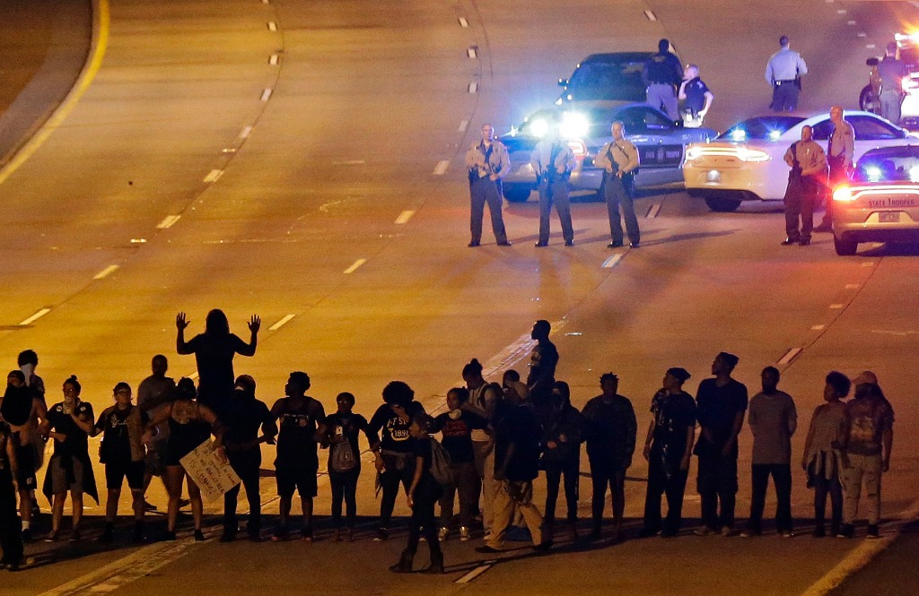 Manifestantes bloquean una vía en Charlotte. Foto Ap