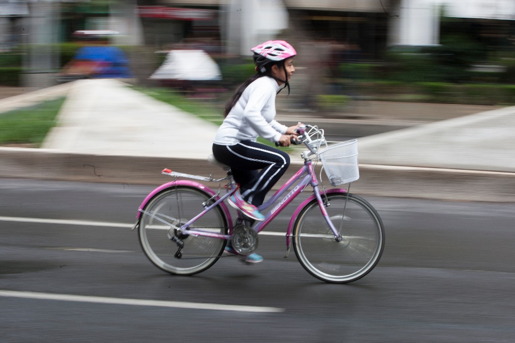 Una niña disfruta el paseo ciclista sobre la avenida Reforma, en la Ciudad de México el 4 de septiembre. Foto Cristina Rodríguez