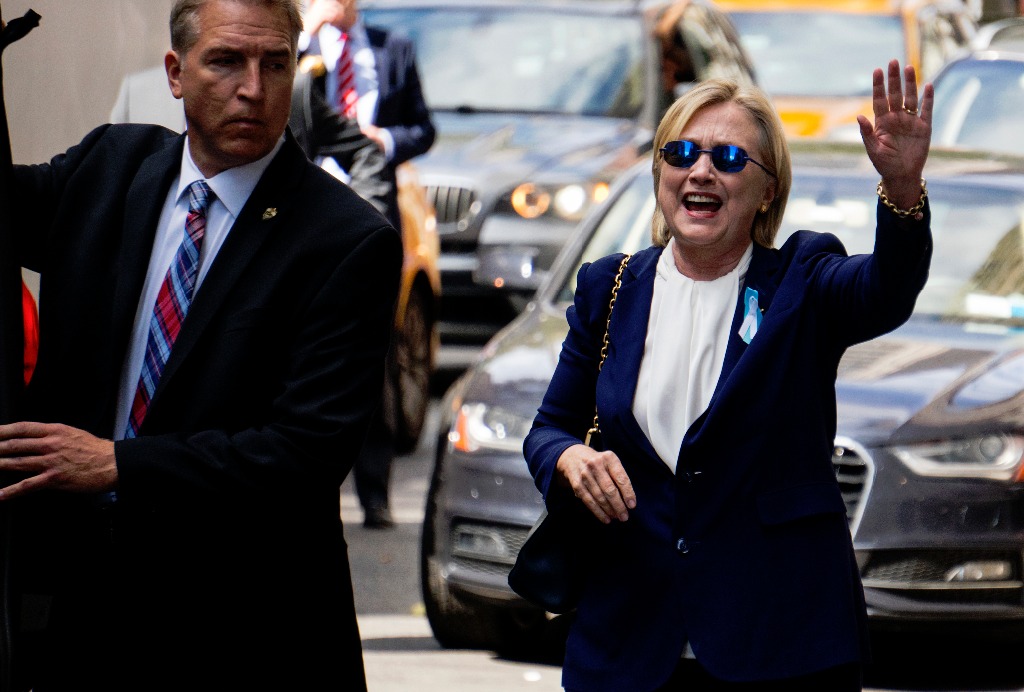 La candidata demócrata a la presidencia de Estados Unidos, Hillary Clinton, al llegar a un acto conmemorativo por el 11-S. Foto Afp