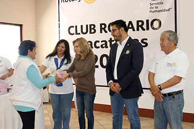Autoridades del DIF Estatal Zacatecas y directivos del Club Rotario Zacatecas 2000 durante la entrega de las prótesis ■ FOTO: LA JORNADA ZACATECAS