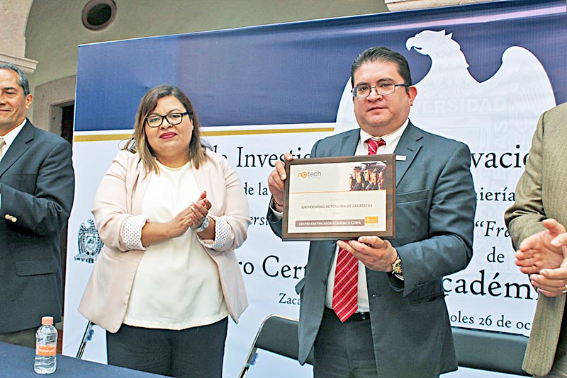 A nombre del Rector Antonio Guzmán Fernández, el secretario general, Rubén Ibarra Reyes, recibió el reconocimiento ■ FOTO: LA JORNADA ZACATECAS
