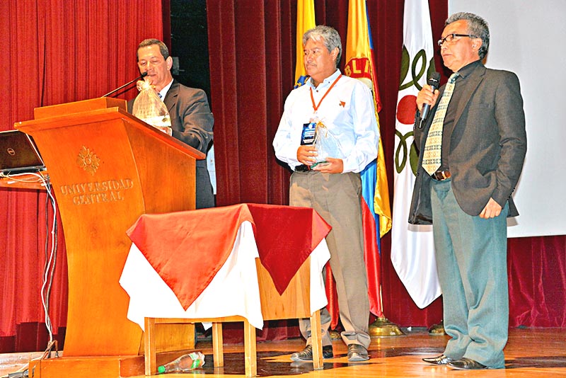 El reconocimiento recibido por el académico a nombre del Rector Antonio Guzmán Fernández (al centro) ■ foto: la jornada zacatecas