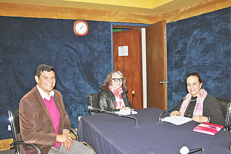 La docente de la Unidad Académica de Docencia Superior, Marcelina Rodríguez Robles (en el extremo derecho) ■ FOTO: LA JORNADA ZACATECAS