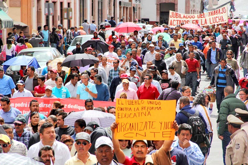 Imagen de archivo de manifestación de maestros, señalando su descontento a la Evaluación del Desempeño Profesional Docente ■ fotos: andrés sánchez y la jornada zacatecas