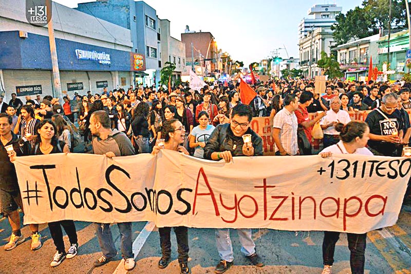 Los 43 normalistas desaparecidos se han convertido en el símbolo mundial de la tragedia mexicana que reconoce al Estado como su responsable, señala el colaborador. En la imagen, marcha conmemorativa ■ FOTO: LA JORNADA ZACATECAS